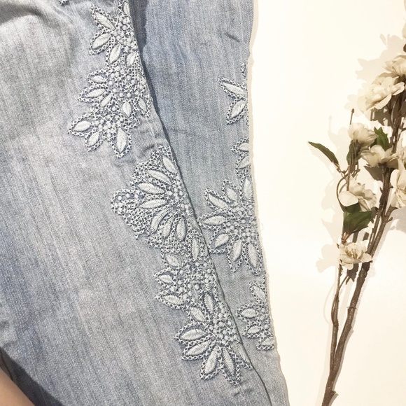 Torrid | Floral Embroidered Boyfriend Jeans Size16 - Picture 8 of 8